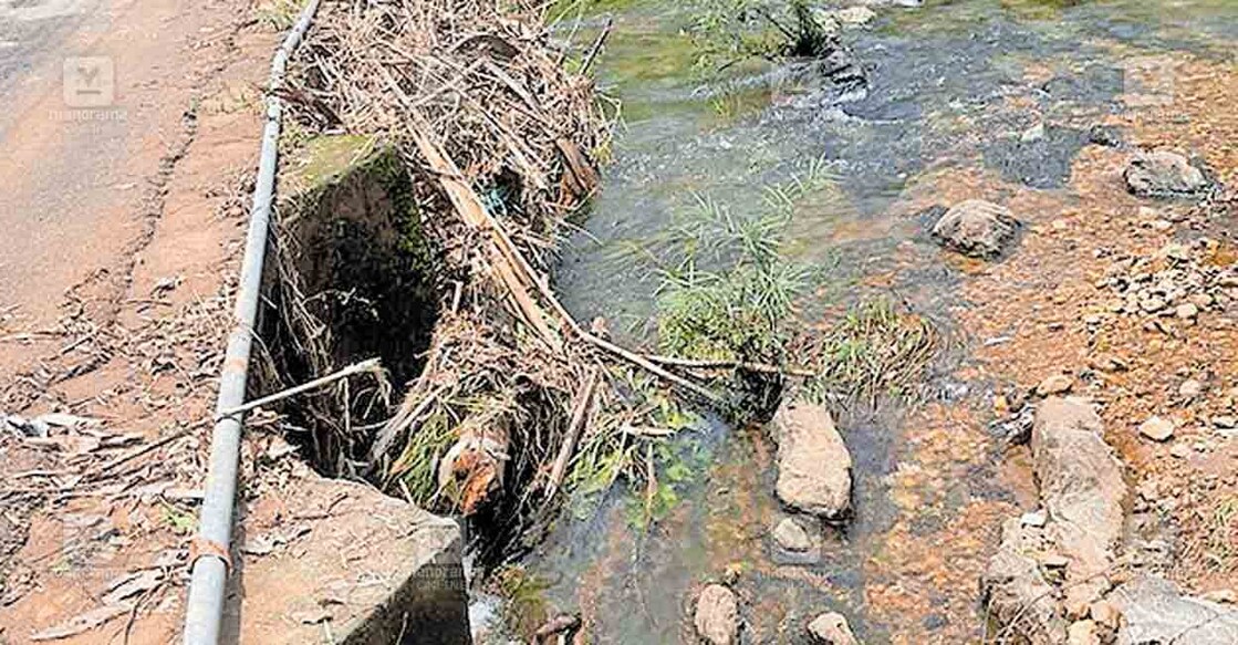 മഞ്ഞപ്പാറ ചപ്പാത്തിൽ ചപ്പുചവറുകൾ വന്നടിഞ്ഞ നിലയിൽ  