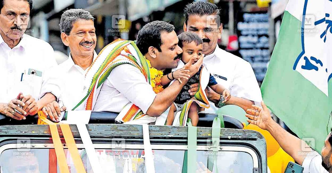 idukki-deen-kuriyan-4 വിജയമുത്തം: ലോക്സഭാ തിരഞ്ഞെടുപ്പിൽ വിജയിച്ച യുഡിഎഫ് സ്ഥാനാർഥി ഡീൻ കുര്യാക്കോസ് വഴിയരികിൽ തന്നെ കാണാൻ നിന്ന കുരുന്നിനെ ചുംബിക്കുന്നു. ചെറുതോണിയിൽ നിന്നുള്ള ദൃശ്യം. ഡിസിസി പ്രസിഡന്റ് സി.പി.മാത്യു, കേരള കോൺഗ്രസ് ജില്ലാ പ്രസിഡന്റ് പ്രഫ.എം.ജെ ജേക്കബ്, യുഡിഎഫ് ജില്ലാ ചെയർമാൻ ജോയി വെട്ടിക്കുഴി എന്നിവർ സമീപം. ചിത്രം: മനോരമ