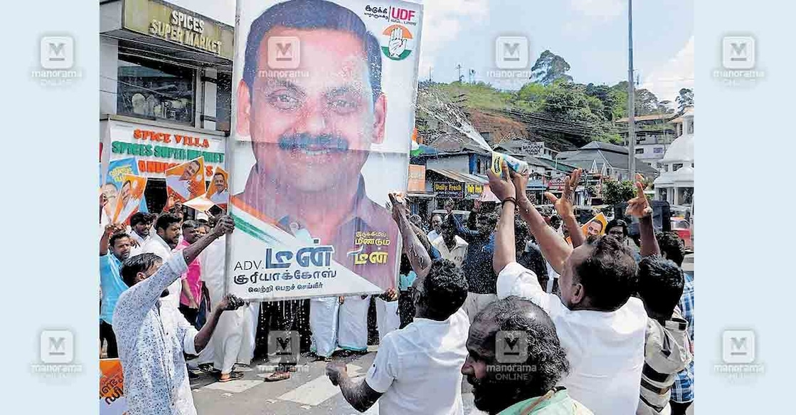 മൂന്നാർ ടൗണിൽ നടന്ന വിജയാഘോഷത്തിനിടെ പ്രവർത്തകർ 
ഡീൻ കുര്യാക്കോസിന്റെ ചിത്രത്തിൽ പാലഭിഷേകം നടത്തുന്നു.  