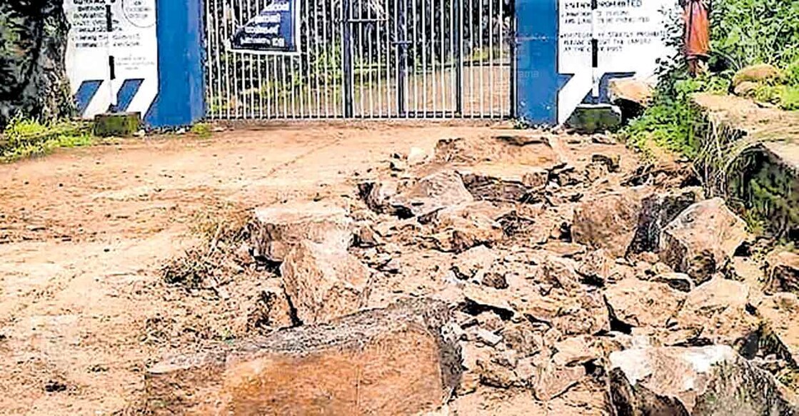 ഇടുക്കി ഡാം ടോപ്പ് റോഡിൽ അണക്കെട്ടിന്റെ കവാടത്തിനു മുന്നിൽ കൂറ്റൻ പാറയുടെ ഭാഗം അടർന്നുവീണ് ചിതറിത്തെറിച്ച നിലയിൽ  