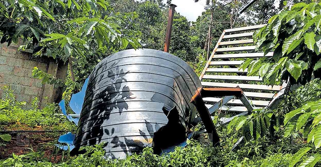 idukki-water ഇരട്ടയാർ പഞ്ചായത്തിലെ ഈട്ടിത്തോപ്പ് തേക്കിൻകാനം ശുദ്ധജല പദ്ധതിക്കായി ഞാറക്കവലയിൽ
സ്ഥാപിച്ച ടാങ്ക് തകർന്ന നിലയിൽ.