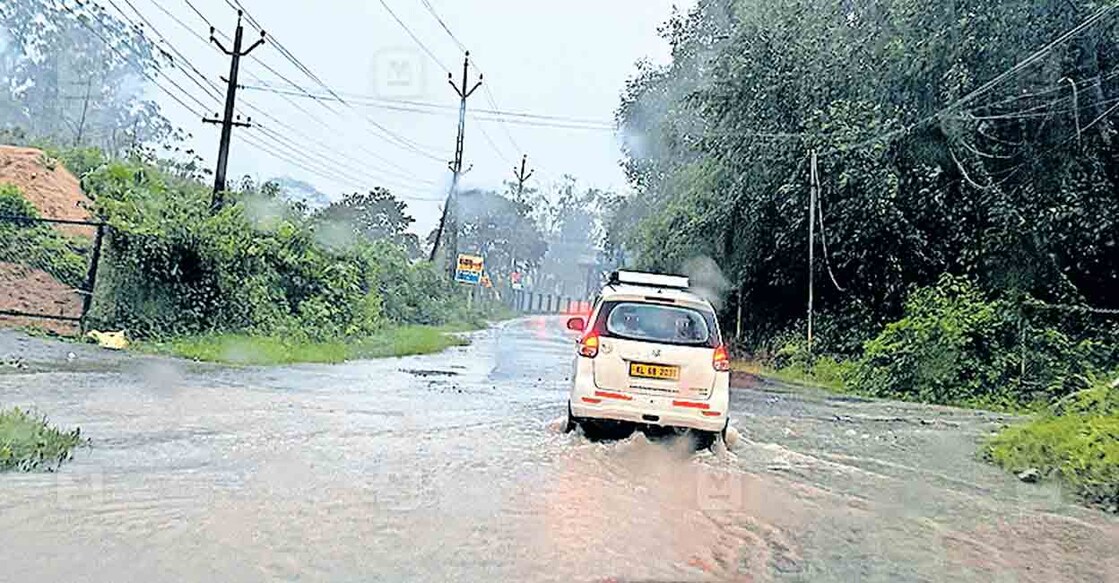 water-logging-12 ദേശീയപാതയിൽപെട്ട പഴയ മൂന്നാറിലെ വെള്ളക്കെട്ട്.