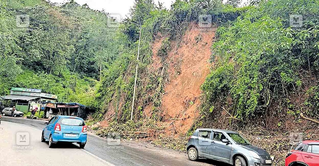 മൂന്നാർ ടൗണിനു സമീപം ആർഒ കവലയിൽ കനത്ത മഴയിലുണ്ടായ മണ്ണിടിച്ചിൽ.  
