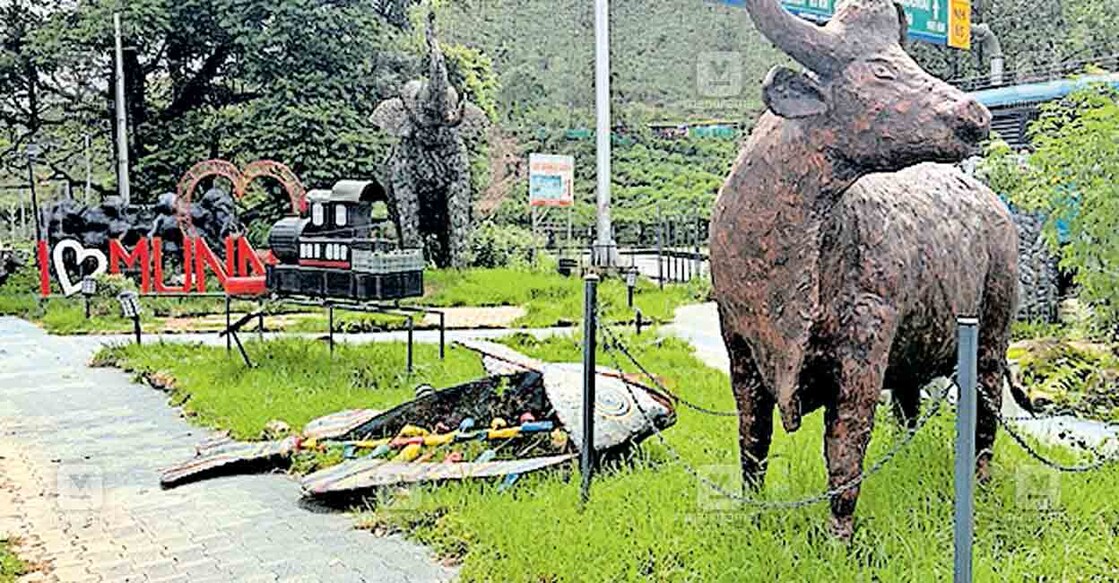 സംരക്ഷണമില്ലാത്തതിനെ തുടർന്ന് കാടുകയറി നശിച്ചു കിടക്കുന്ന പഴയ മൂന്നാറിലെ അപ്സൈക്കിൾഡ്‌ ഉദ്യാനം.  