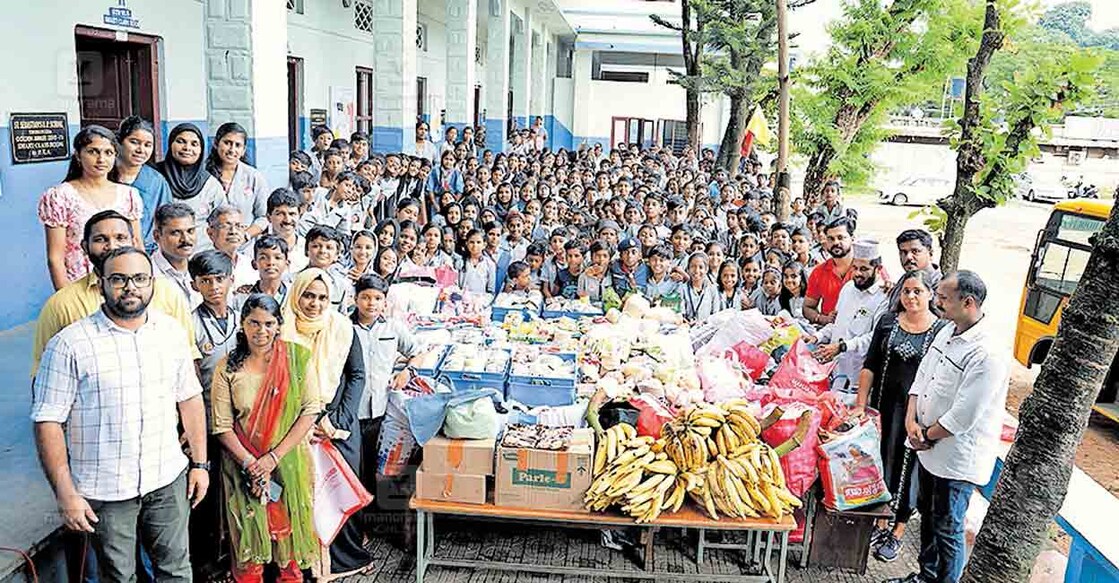 സ്നേഹവീട്ടിലേക്ക് പൊതിച്ചോറുകളും മറ്റു സാധനസാമഗ്രികളുമായി പുറപ്പെടാൻ തയാറെടുക്കുന്ന 
തൊടുപുഴ സെന്റ് സെബാസ്റ്റ്യൻസ് യുപി സ്കൂളിലെ കുട്ടികൾ.


