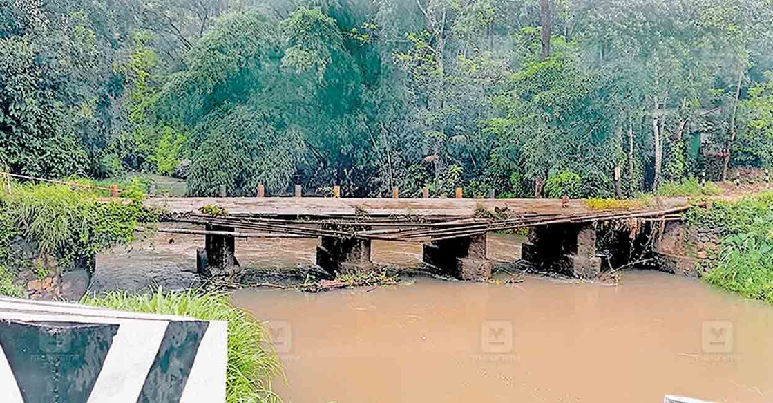 കാലപ്പഴക്കത്താൽ അപകടാവസ്ഥയിലായ ഇല്ലിപ്പാലം ചപ്പാത്ത്.  