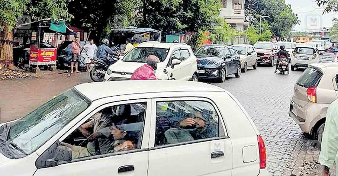 idukki-traffic ഇന്നലെ രാവിലെ കാഞ്ഞിരമറ്റം മങ്ങാട്ടുകവല ബൈപാസിൽ ന്യൂമാൻ കോളജ് ജംക്ഷനു സമീപമുണ്ടായ ഗതാഗതക്കുരുക്ക്.