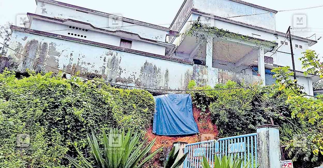 idukki-landslide-7 വാട്ടർ അതോറിറ്റിയുടെ കൊരങ്ങാട്ടി ശുചീകരണ പ്ലാന്റിന് അടിഭാഗത്തുണ്ടായ മണ്ണിടിച്ചിൽ.