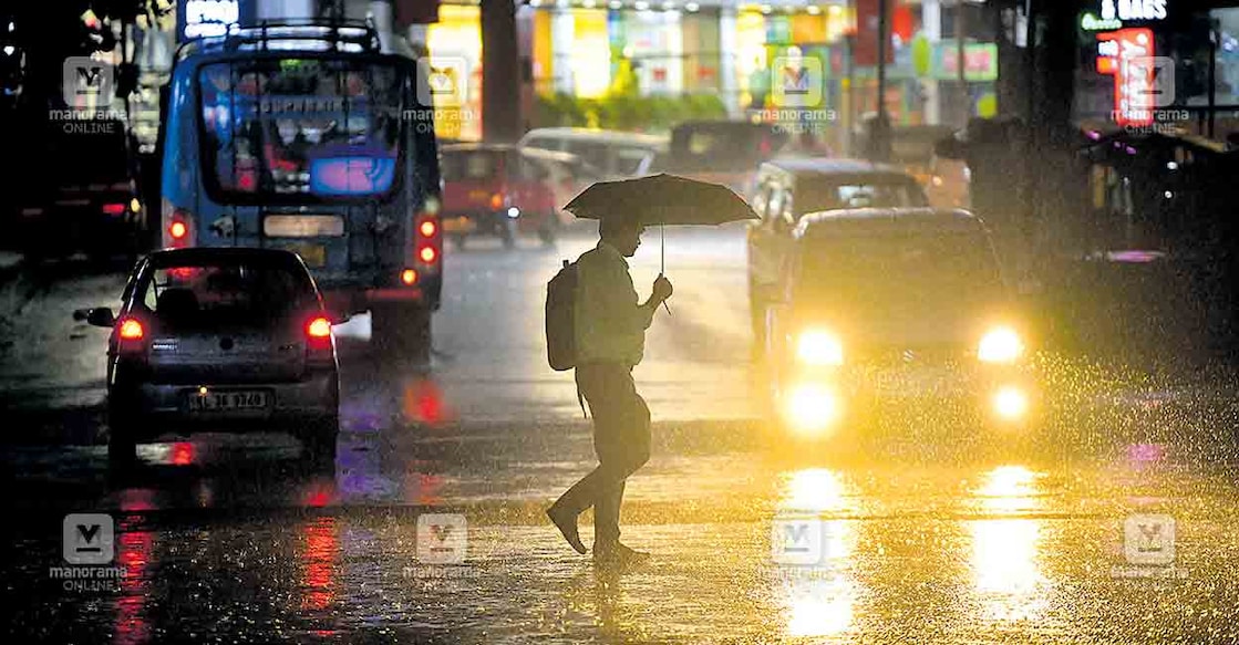 idukki-rain-4 തൊടുപുഴ നഗരത്തിൽ ഇന്നലെ രാത്രി പെയ്ത കനത്ത മഴ. ചിത്രം/മനോരമ