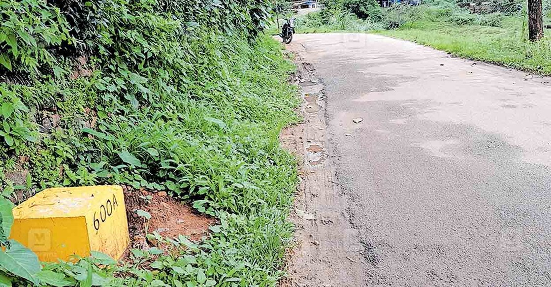 വെള്ളിലാംകണ്ടം-കിഴക്കേമാട്ടുക്കട്ട-പടുക റോഡരികിൽ വൈദ്യുതി വകുപ്പ് സ്ഥാപിച്ചിരിക്കുന്ന കല്ല്.  