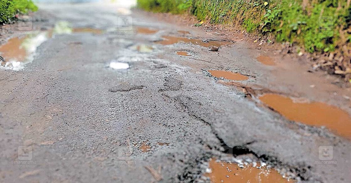 തകർന്നുകിടക്കുന്ന പഴേരി – മുതലക്കോടം റോഡ്.  