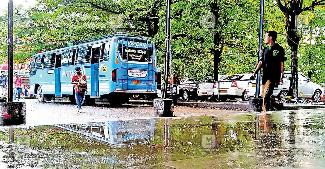 മുനിസിപ്പൽ ബസ് സ്റ്റാൻഡ് ടെർമിനലിൽ വെള്ളം തളംകെട്ടിക്കിടക്കുന്നു.  
