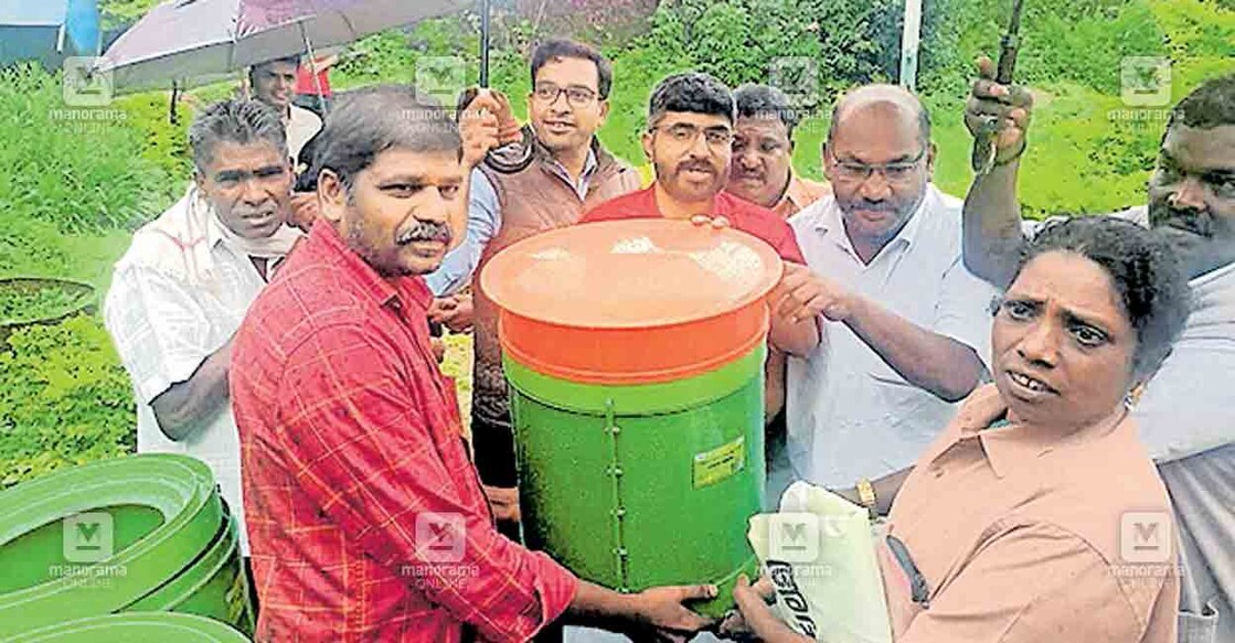 idukki-waste-plantation-4 പോതമേട് നിവാസികൾക്കുള്ള ജൈവമാലിന്യ സംസ്കരണ യൂണിറ്റ് വിതരണം പള്ളിവാസൽ പഞ്ചായത്ത് പ്രസിഡന്റ് വി.ജി.പ്രതീഷ് കുമാർ ഉദ്ഘാടനം ചെയ്യുന്നു.