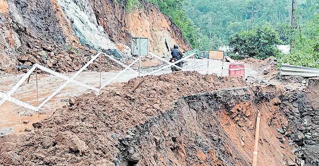 idukki-highway മലയോര ഹൈവേയുടെ ഭാഗമായി സംരക്ഷണഭിത്തി നിർമിക്കാനുള്ള പണികൾ നടക്കുന്ന ആലടിക്കും
പരപ്പിനും മധ്യേയുള്ള ഭാഗത്ത് മണ്ണിടിഞ്ഞപ്പോൾ.