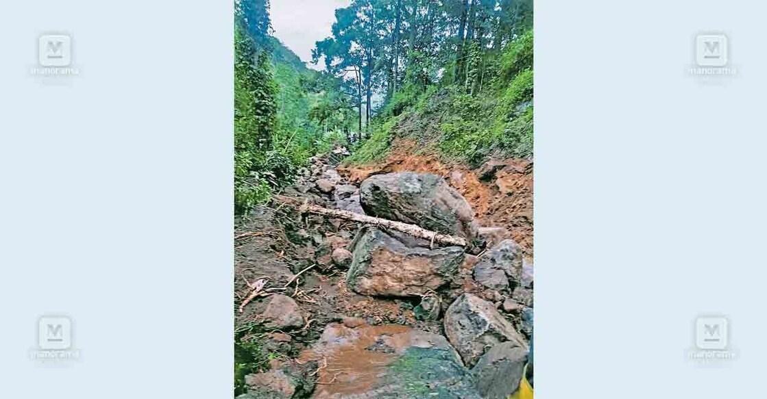 കനത്ത മഴയെ തുടർന്ന് തേനി ജില്ലയിലെ കുരങ്ങിണിയിൽ ഉരുൾപൊട്ടി മലവെള്ളം ഒഴുകിയ ഭാഗം.  
