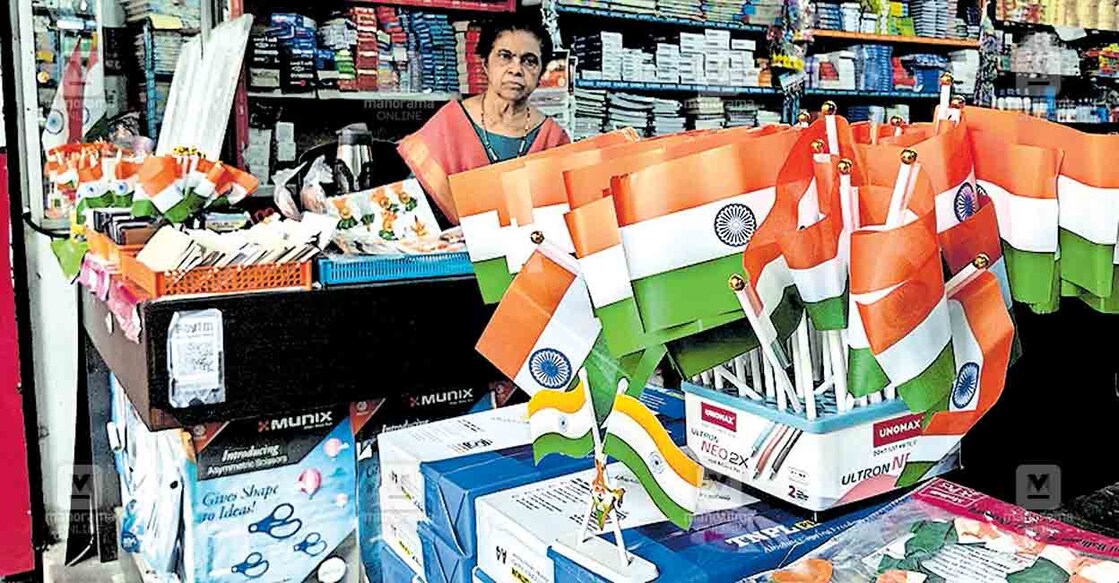 national-flag സ്വാതന്ത്ര്യ ദിനത്തിനു മുന്നോടിയായി തൊടുപുഴ നഗരത്തിലെ കടയിൽ വിൽപനയ്ക്കു വച്ചിരിക്കുന്ന ദേശീയപതാകകൾ.