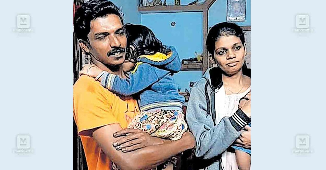 സജിൻ വർഗീസും ഭാര്യ ഭാവനയും മക്കളുമായി ഉപ്പുതറയിലെ വീട്ടിൽ നിന്ന് വയനാട്ടിലേക്കു പുറപ്പെടാൻ തയാറായപ്പോൾ.