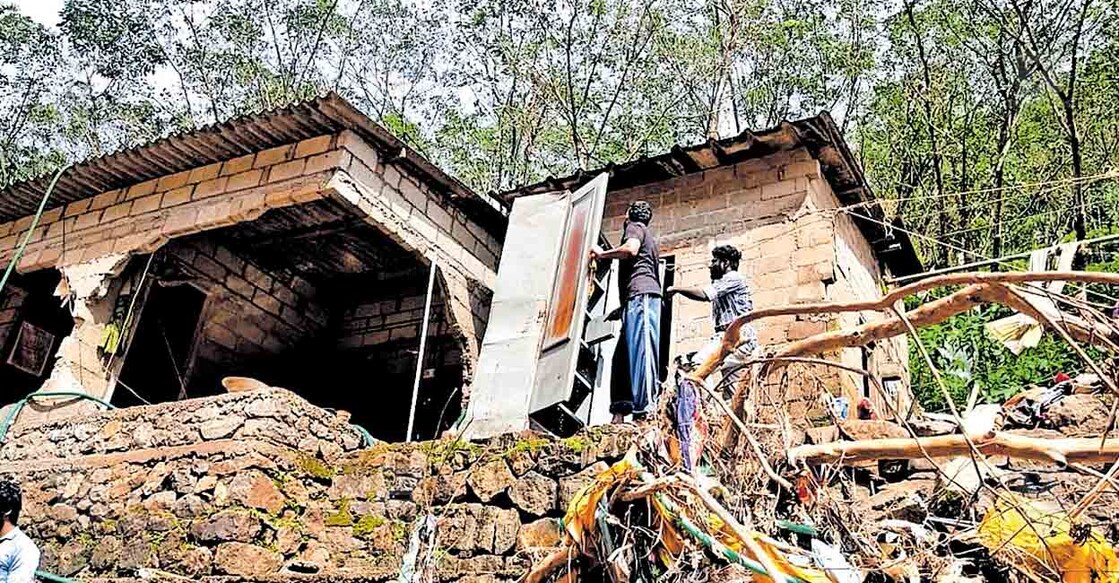 2021ലെ ഉരുൾപൊട്ടലിൽ കൊക്കയാറിൽ ഭാഗികമായി തകർന്ന വീട്.  