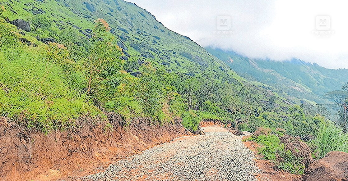 ചൊക്രമുടിയിൽ റെഡ് സോണിൽ ഉൾപ്പെട്ട സ്ഥലത്ത്
നിർമിച്ച റോഡ്.  