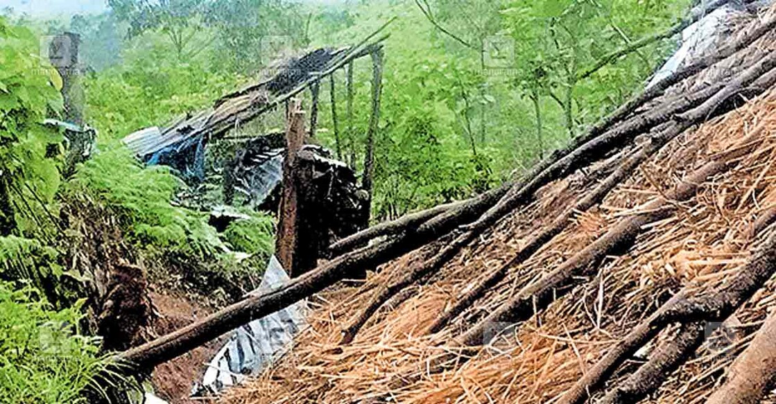 ചക്കക്കൊമ്പൻ തകർത്ത ഐസക് വർഗീസിന്റെ കുടിൽ.  