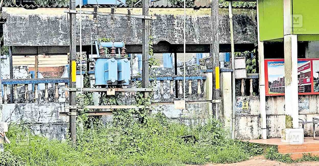 നെടുങ്കണ്ടം കിഴക്കേകവലയിലെ പഞ്ചായത്ത് ജംക്‌ഷനിലെ ട്രാൻസ്ഫോമർ.