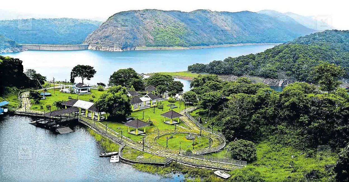 idukki-park ഇടുക്കി ഹിൽവ്യൂ പാർക്ക്. ഇടുക്കി ആർച്ച് ഡാമാണു പശ്ചാത്തലത്തിൽ. ചിത്രങ്ങൾ: റെജു അർനോൾഡ് ∙ മനോരമ