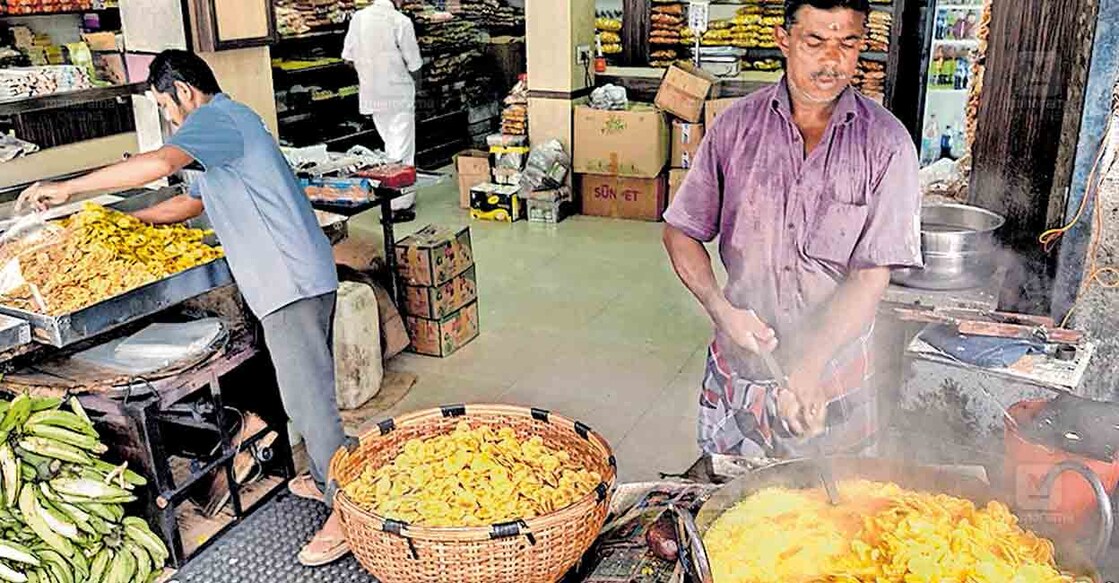 തൊടുപുഴ നഗരത്തിലെ ഉപ്പേരി വിൽപനശാലയിൽ നിന്ന്. 