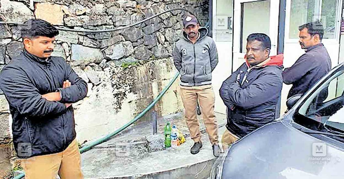 റിസോർട്ടിൽ ഒറ്റയാൻ നാശം വരുത്തിയത് പരിശോധിക്കാൻ എത്തിയ വനംവകുപ്പ് ഉദ്യോഗസ്ഥരെ തടഞ്ഞുവച്ചപ്പോൾ.