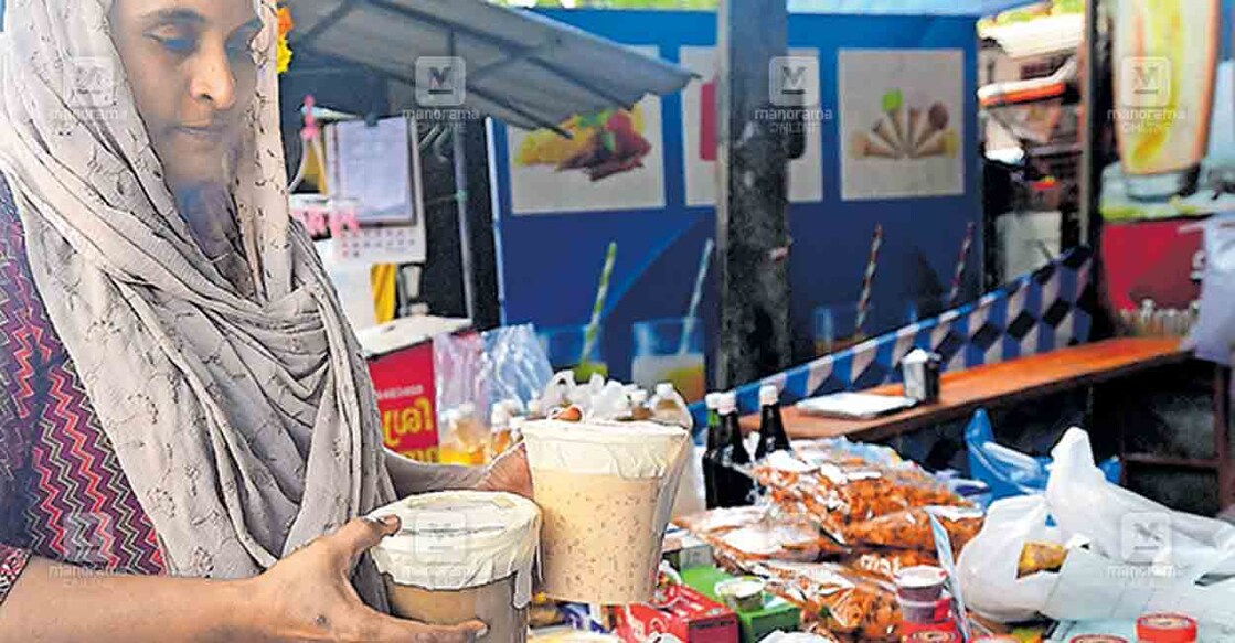 തൊടുപുഴ നഗരത്തിലെ ഓണവിപണന മേളയിൽ നിന്നു പായസം വാങ്ങുന്നയാൾ.  