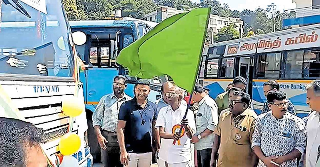 idukki-ksrtc-bus-mm-mani നെടുങ്കണ്ടത്തുനിന്ന് കമ്പത്തേക്ക് ആരംഭിച്ച പുതിയ കെഎസ്ആർടിസി സർവീസ് എം.എം.മണി എംഎൽഎ ഫ്ലാഗ് ഓഫ് ചെയ്യുന്നു.