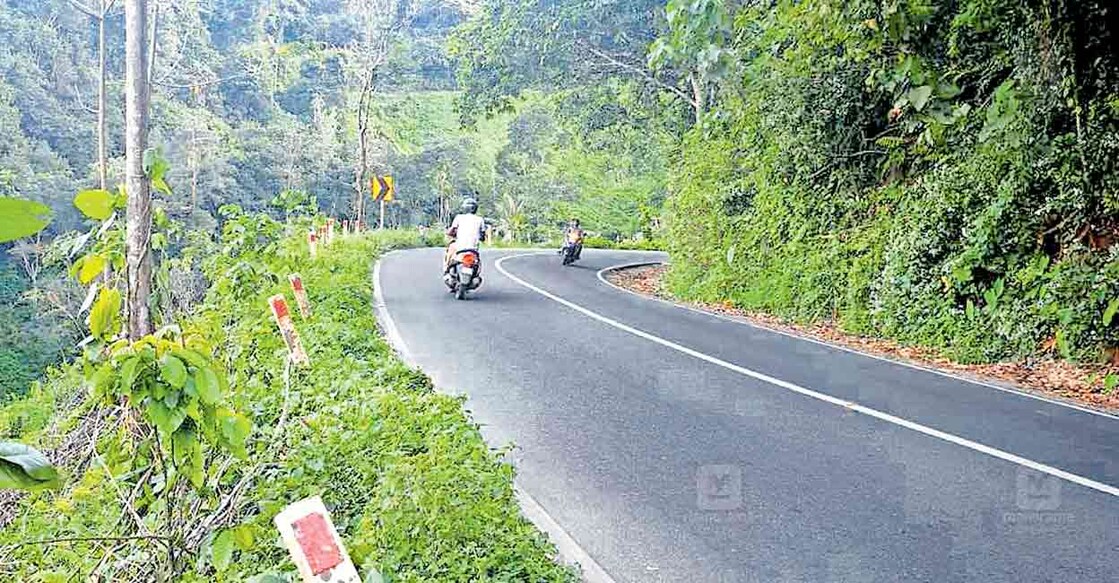 adimaly-kumily-highway-road-safety-concerns അടിമാലി–കുമളി പാതയിൽ കത്തിപ്പാറയ്ക്കു സമീപമുള്ള റോഡിലെ വളവ്.