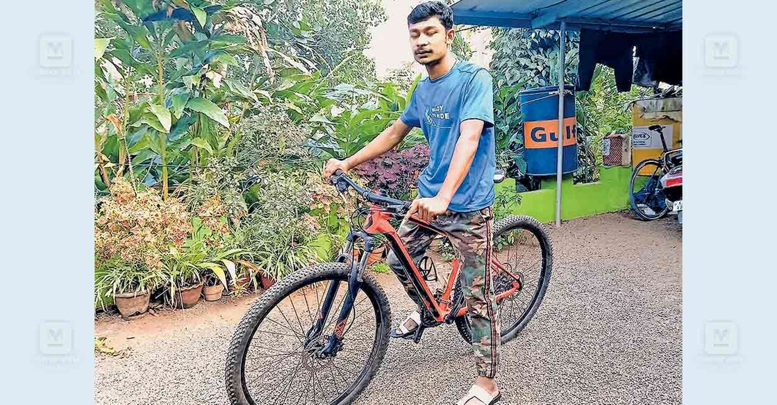 അഖിൽ ഗിരീഷ്  