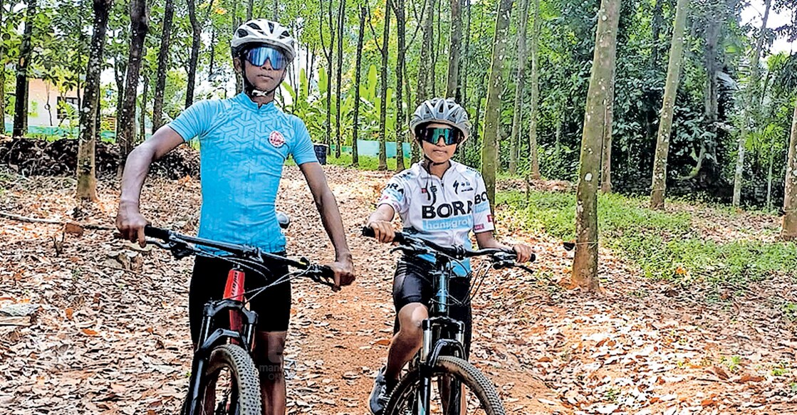 idukki-cycling കായികതാരങ്ങളായ ഡി.കെ.അർജുനും ഡി.കെ.ആരാധ്യയും.