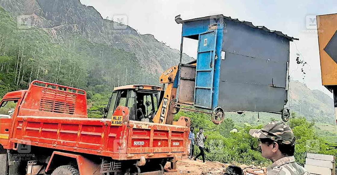 kochi-dhanushkodi-nh-road-side-shop-removing കൊച്ചി - ധനുഷ്കോടി ദേശീയപാതയിലെ ചിത്തിരപുരം രണ്ടാം മൈലിൽ വഴിയോര കടകൾ
പൊളിച്ചുമാറ്റുന്നു.