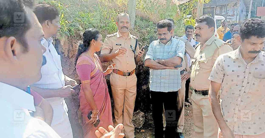 മാട്ടുക്കട്ടയിൽ കയ്യേറ്റം കണ്ടെത്തിയ പഞ്ചായത്ത് വക സ്ഥലം ഒഴിപ്പിക്കാൻ ഉദ്യോഗസ്ഥർ എത്തിയപ്പോൾ.  
