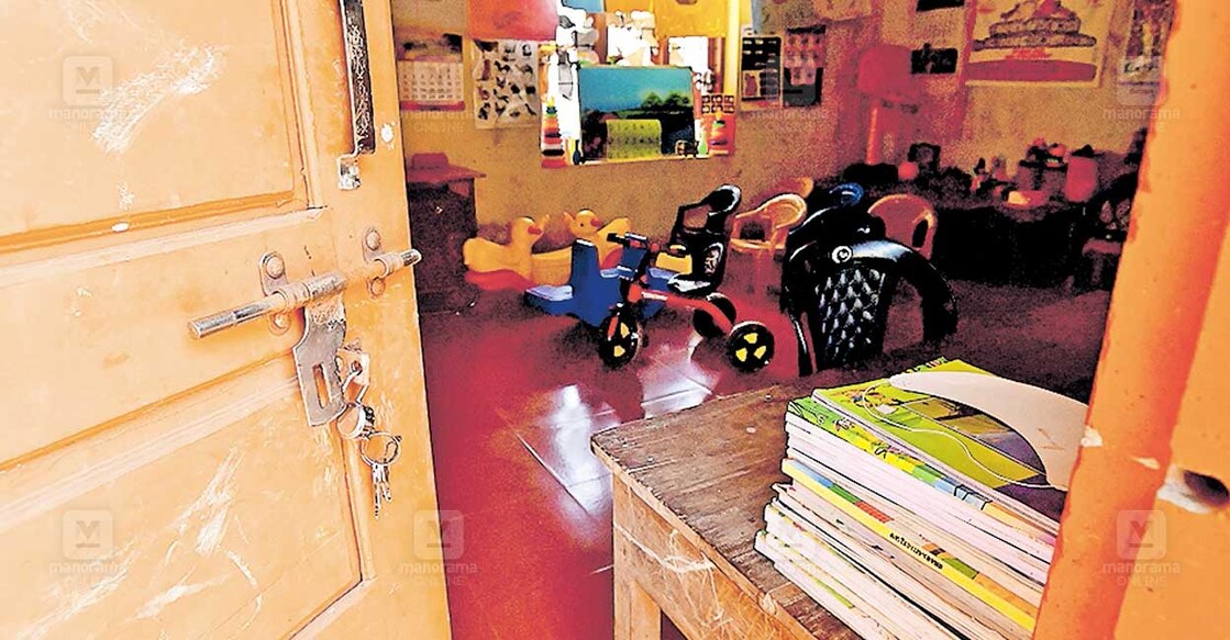 വട്ടവടയിലെ പറശിക്കടവ് കുടിയിലെ അങ്കണവാടി പ്രവർത്തിക്കാതെ കിടക്കുന്നു. വാതിൽ പൂട്ടാതെ താക്കോലും പൂട്ടും കതകിൽ തന്നെ തൂക്കിയിട്ടിരിക്കുന്നതും കാണാം. 
