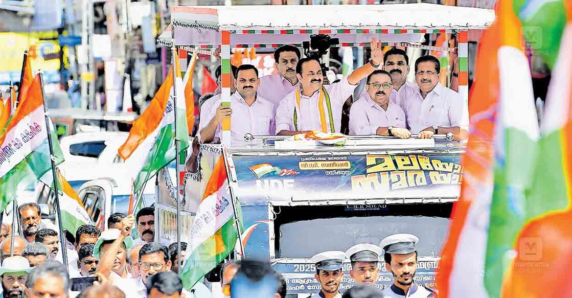 idukki-vd-satheesan പ്രതിപക്ഷ നേതാവ് വി.ഡി സതീശൻ നയിക്കുന്ന മലയോര സമരയാത്ര അടിമാലി ടൗണിൽ എത്തിയപ്പോൾ. ഡീൻ കുര്യാക്കോസ് എംപി, ഡിസിസി പ്രസിഡന്റ് സി.പി മാത്യു, യുഡിഎഫ് കൺവീനർ എം.എം ഹസൻ, യുഡിഎഫ് ജില്ലാ ചെയർമാൻ ജോയി വെട്ടിക്കുഴി, മോൻസ് ജോസഫ് എംഎൽഎ എന്നിവർ സമീപം. ചിത്രം∙ മനോരമ