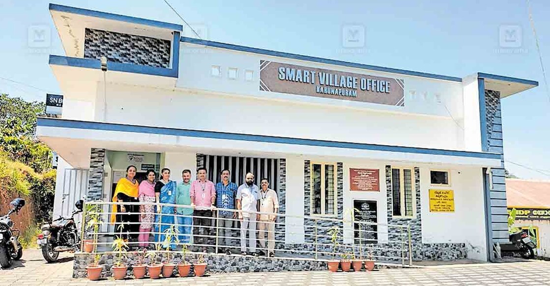 nedumkandam-village-office ജില്ലയിലെ മികച്ച വില്ലേജ് ഓഫിസായി തിരഞ്ഞെടുക്കപ്പെട്ട കരുണാപുരം വില്ലേജ് ഓഫിസിനു മുൻപിൽ ഉദ്യോഗസ്ഥർ.