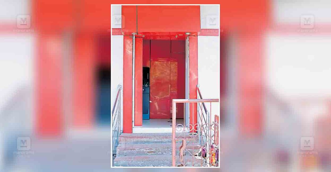 പോസ്റ്റൽ വകുപ്പിനു കീഴിൽ കുമളിയിൽ പ്രവർത്തിക്കുന്ന എടിഎം വാതിൽ തകർന്നും പ്രവർത്തനരഹിതമായും കിടക്കുന്നു. 