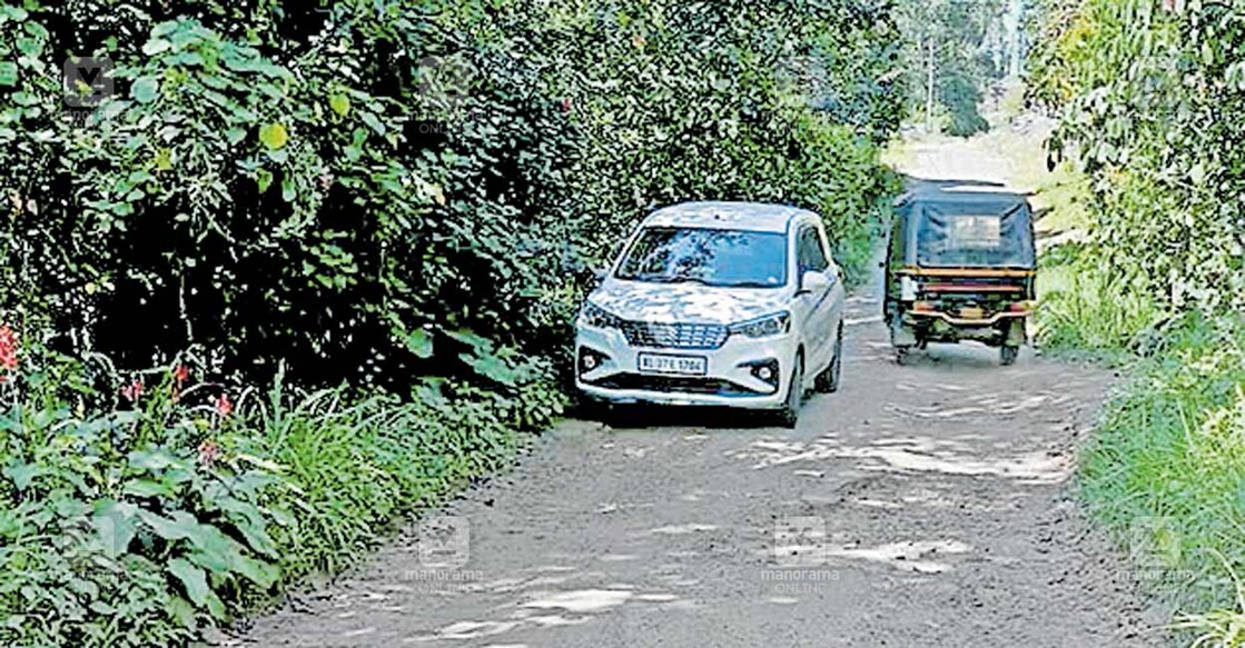 പൊട്ടിപ്പൊളിഞ്ഞ് കിടക്കുന്ന വെള്ളാരംകുന്ന്-പത്തുമുറി റോഡ്.  