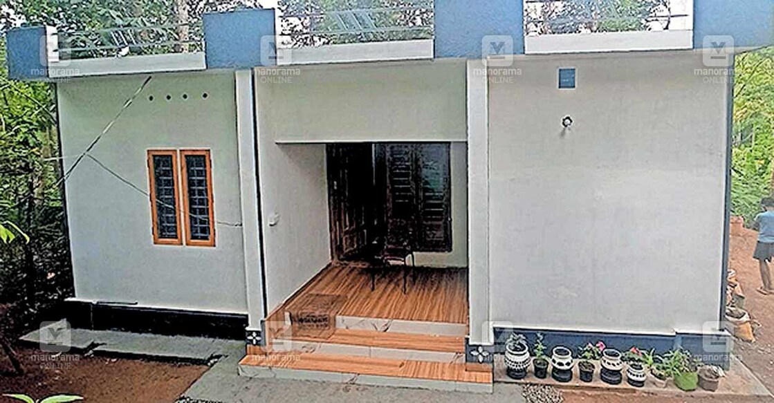 മുരിക്കാട്ടുകുടി ഗവ. ട്രൈബൽ ഹയർ സെക്കൻഡറി സ്‌കൂളിലെ വിദ്യാർഥികൾക്കായി പ്രൈമറി വിഭാഗം അധ്യാപിക ലിൻസി ജോർജിന്റെ നേതൃത്വത്തിൽ നിർമിച്ച വീട്.  