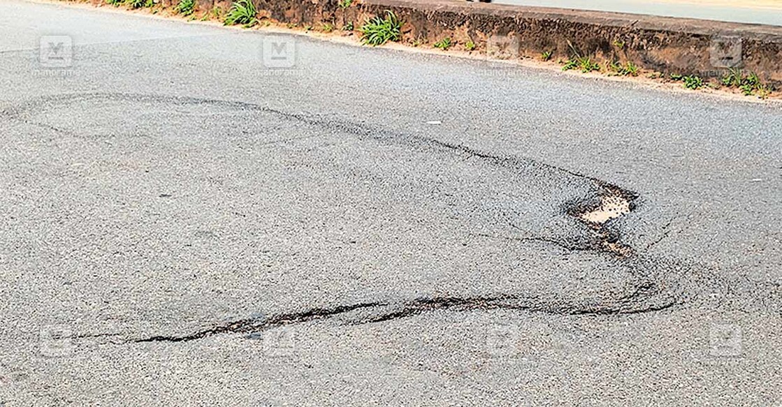 വെങ്ങല്ലൂർ - മങ്ങാട്ടുകവല നാലുവരിപ്പാതയിൽ മഠത്തികണ്ടം പെട്രോൾ പമ്പിനു സമീപത്തെ റോഡിനു നടുവിലായി രൂപപ്പെട്ട 
വിള്ളൽ.  