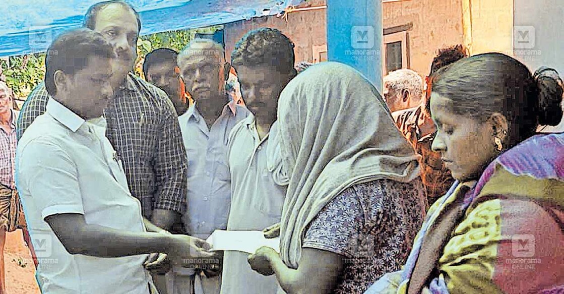 കാട്ടാനയുടെ ആക്രമണത്തിൽ കൊല്ലപ്പെട്ട വിമലന്റെ കുടുംബാംഗങ്ങൾക്കു എ.രാജ എംഎൽഎ ചെക്ക് കൈമാറുന്നു.  
