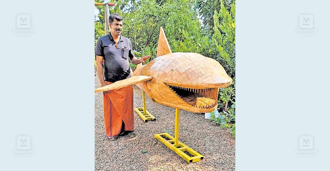 ഈർക്കിൽ ഉപയോഗിച്ചു നിർമിച്ച 14 അടി നീളമുള്ള സ്രാവ്  