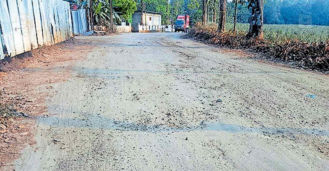 വണ്ണപ്പുറം തൊമ്മൻകുത്ത് റോഡിൽ പൈപ്പ് നന്നാക്കിയ ഭാഗം ടാറിങ് നടത്താത്തതിനാൽ കുഴികളാ‍യി  മാറിയ നിലയിൽ.  