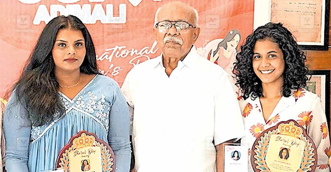 പൈലറ്റ് പരിശീലനത്തിന് സിലക്‌ഷൻ ലഭിച്ച അനഘ സോമൻ, നിസിമോൾ റോയി എന്നിവർ ജില്ലയിലെ ആദ്യ പൈലറ്റായ ജോൺ പൊറ്റാസിനൊപ്പം.  
