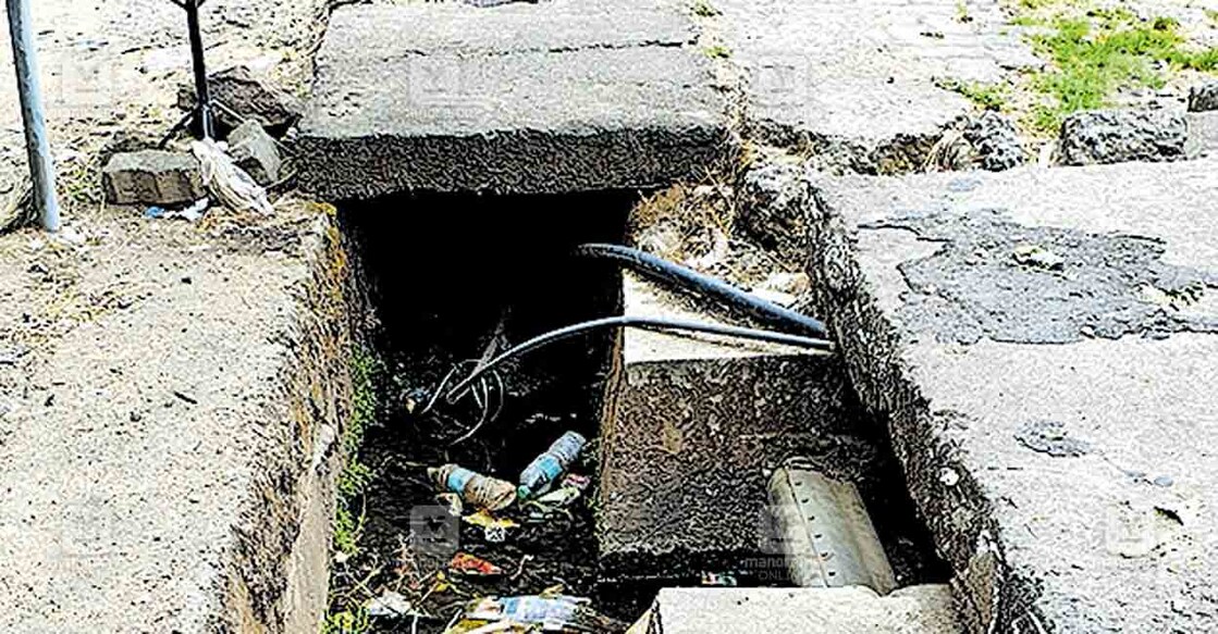തൊടുപുഴ റോട്ടറി ജംക്‌ഷനിലെ നടപ്പാതയിൽനിന്ന് സ്ലാബുകൾ എടുത്തുമാറ്റിയ നിലയിൽ.  