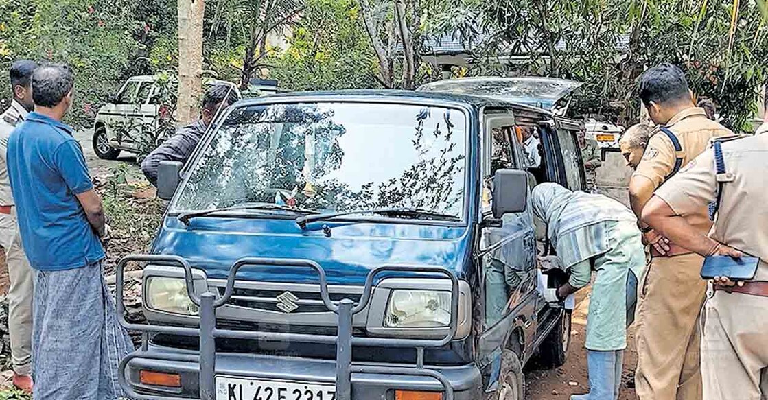 തൊടുപുഴയിൽ കൊല്ലപ്പെട്ട ബിജു ജോസഫിനെ തട്ടിക്കൊണ്ടു 
പോകാൻ ഉപയോഗിച്ച  മിനി വാൻ പൊലീസും ഫൊറൻസിക് 
വിഭാഗവും പരിശോധിക്കുന്നു. 