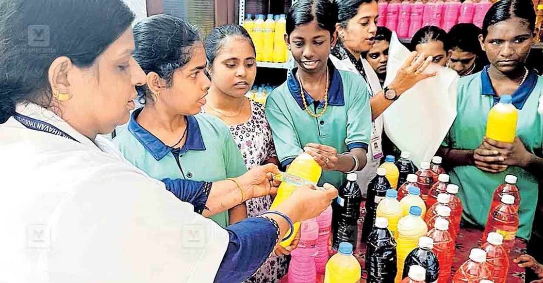 lotion-manufacturing തൊടുപുഴ പ്രതീക്ഷാഭവൻ സ്പെഷൽ സ്കൂളിലെ വിദ്യാർഥികളും അധ്യാപകരും ലോഷൻ നിർമാണത്തിനിടെ.