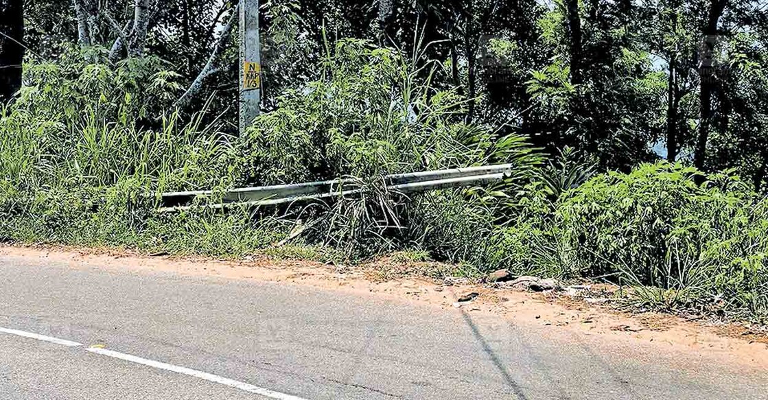 കഴിഞ്ഞ ഡിസംബറിലുണ്ടായ കാറപകടത്തിൽ തകർന്ന കൽകൂന്തലിലെ ക്രാഷ് ബാരിയർ.  
